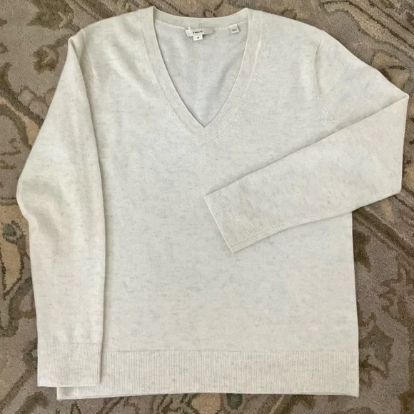 VINCE Cashmere V Neck Sweater Pullover in Heather White